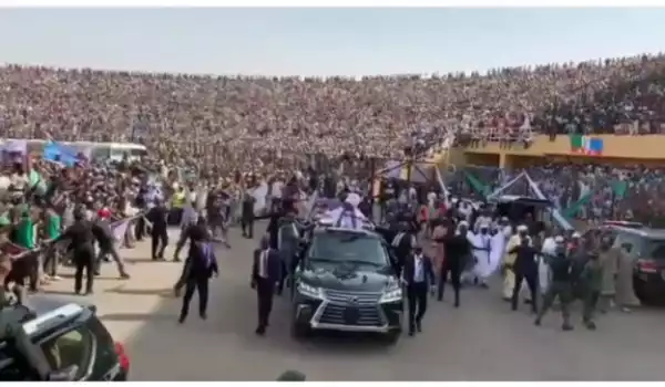 President Buhari Shows Swag As He Arrives Dikko Stadium For His Final Campaign (Photos)